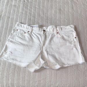 Women’s GAP white jean shorts - size 32